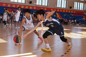  如何提高高中生篮球选手的身体灵活性？——两种高效训练策略的对比与推荐